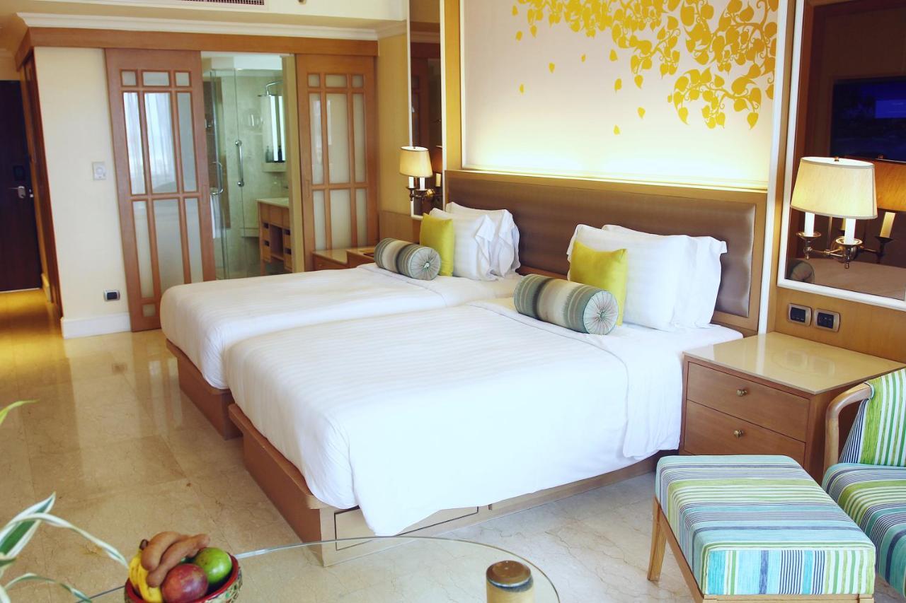Dusit Thani Laguna Phuket Bangtau-part Kültér fotó A room at the Shangri-La Hotel, Kuala Lumpur