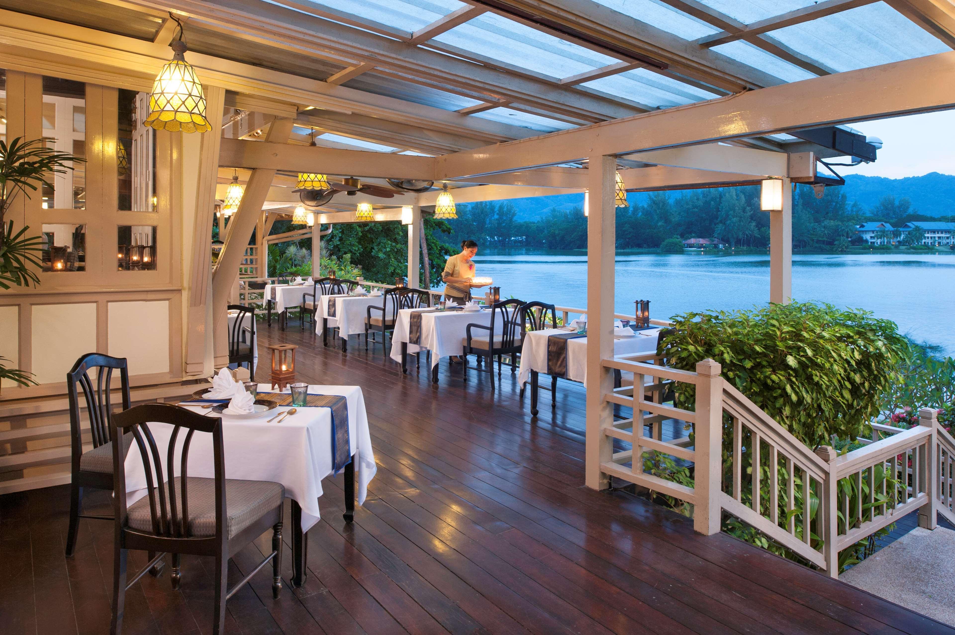 Dusit Thani Laguna Phuket Bangtau-part Kültér fotó The restaurant at the Oak Bay Beach Hotel