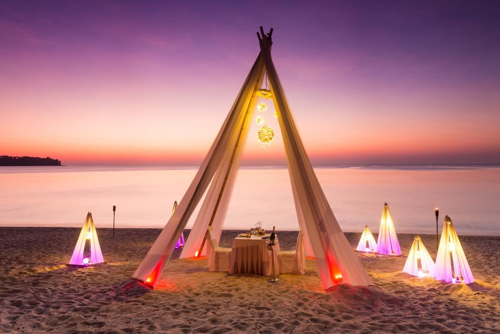 Dusit Thani Laguna Phuket Bangtau-part Kültér fotó A beach tent at sunset