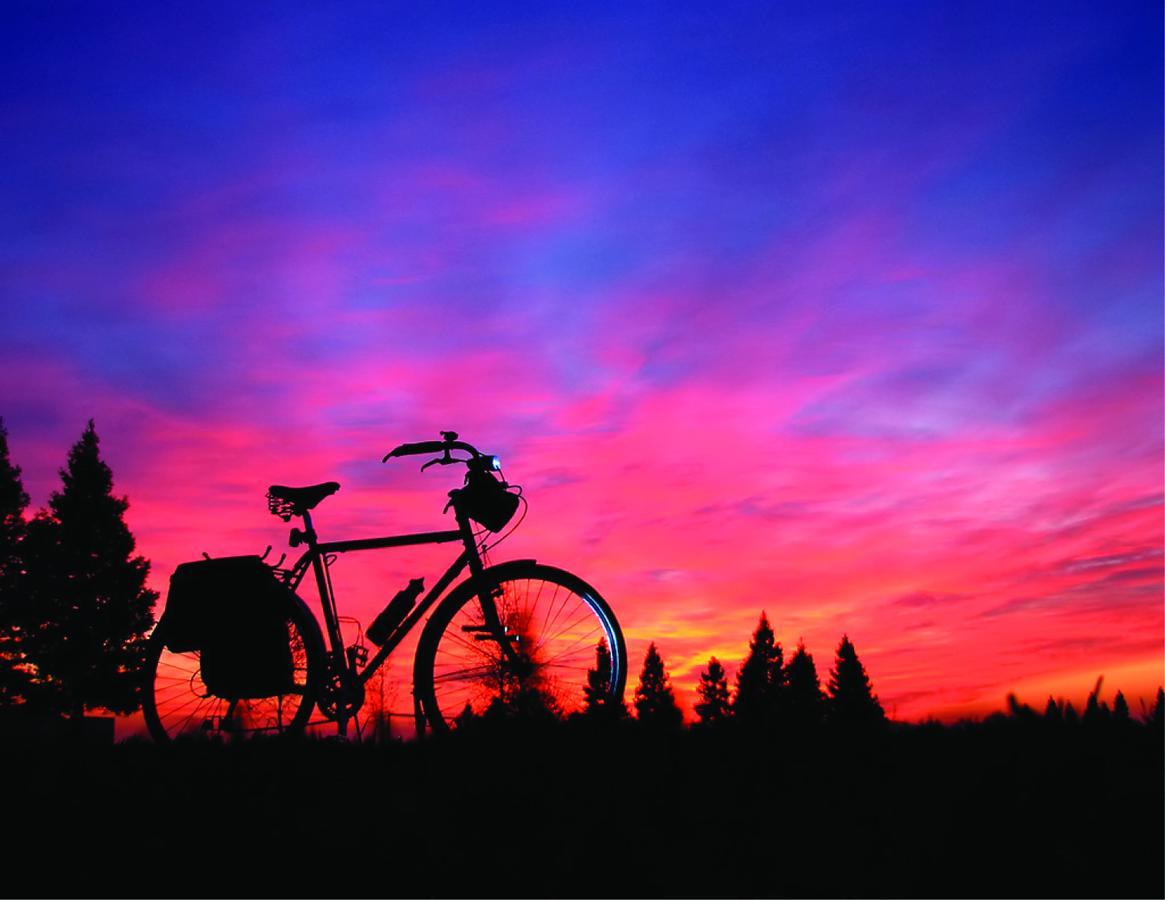 Dusit Thani Laguna Phuket Bangtau-part Kültér fotó Bicycle at sunset