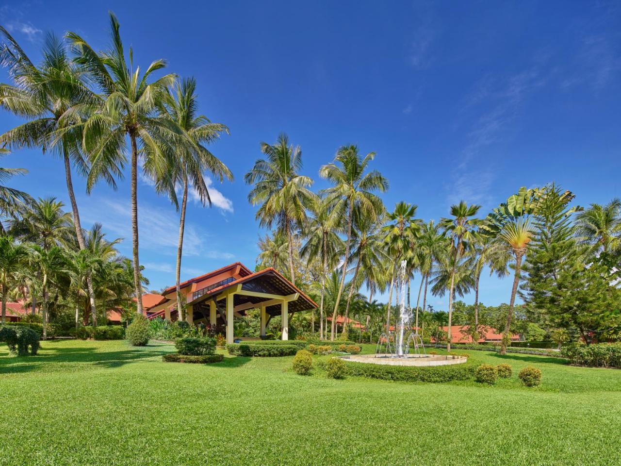 Dusit Thani Laguna Phuket Bangtau-part Kültér fotó The resort's main lawn