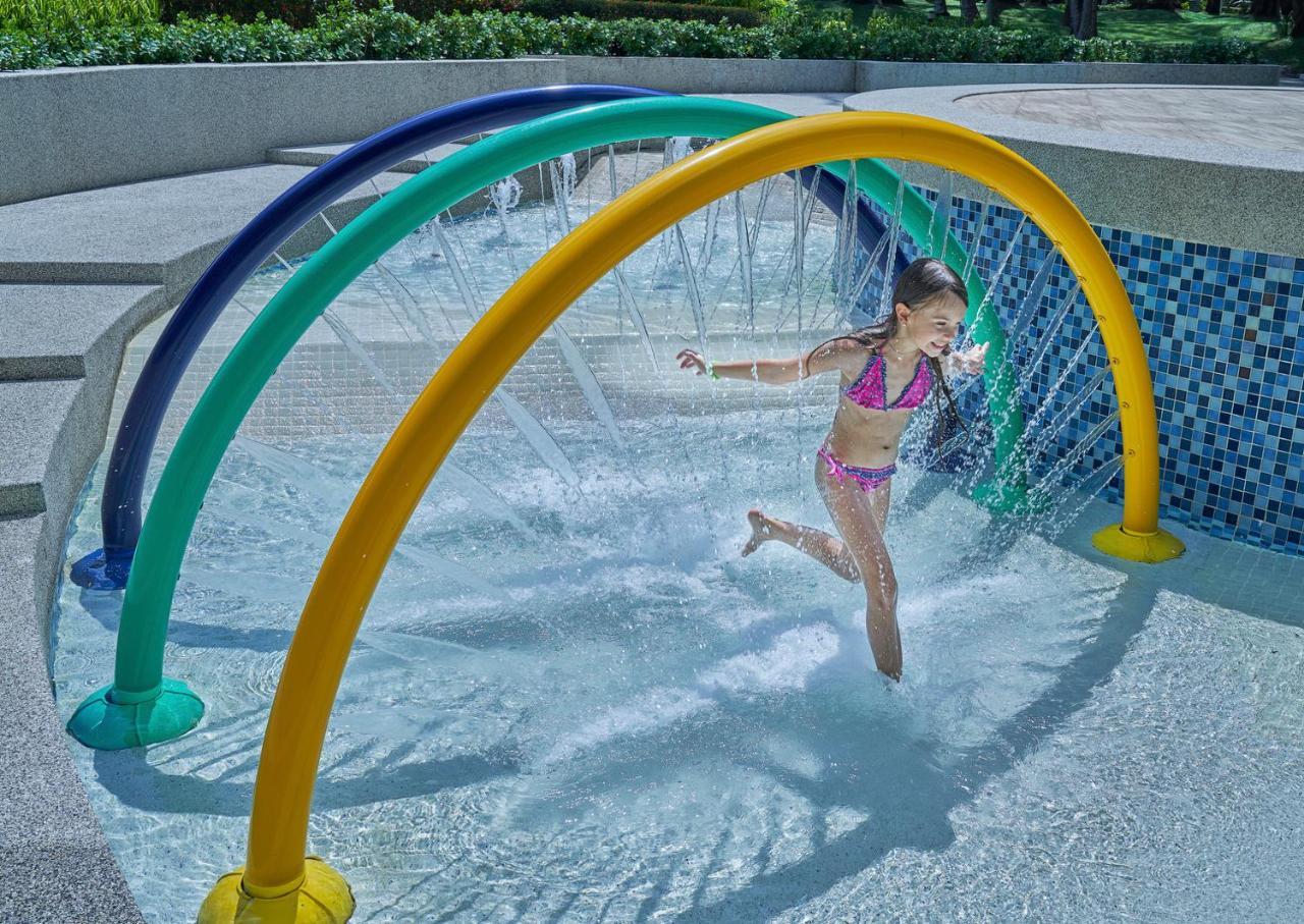 Dusit Thani Laguna Phuket Bangtau-part Kültér fotó A girl playing in a water park